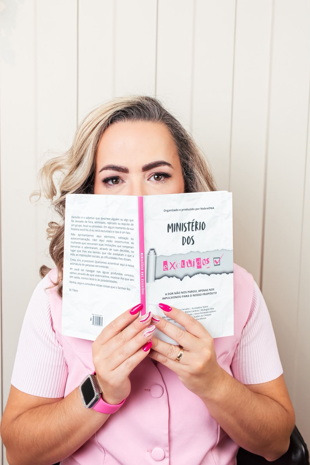 Elizângela Silva com o livro Ministério dos Excluídos